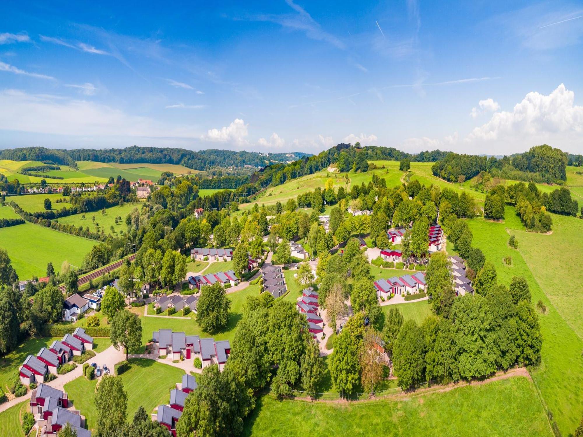 Nice Bungalow With Sauna And Bubble Bath, On A Holiday Park, 4 Km Valkenburg Villa Walem Exterior photo